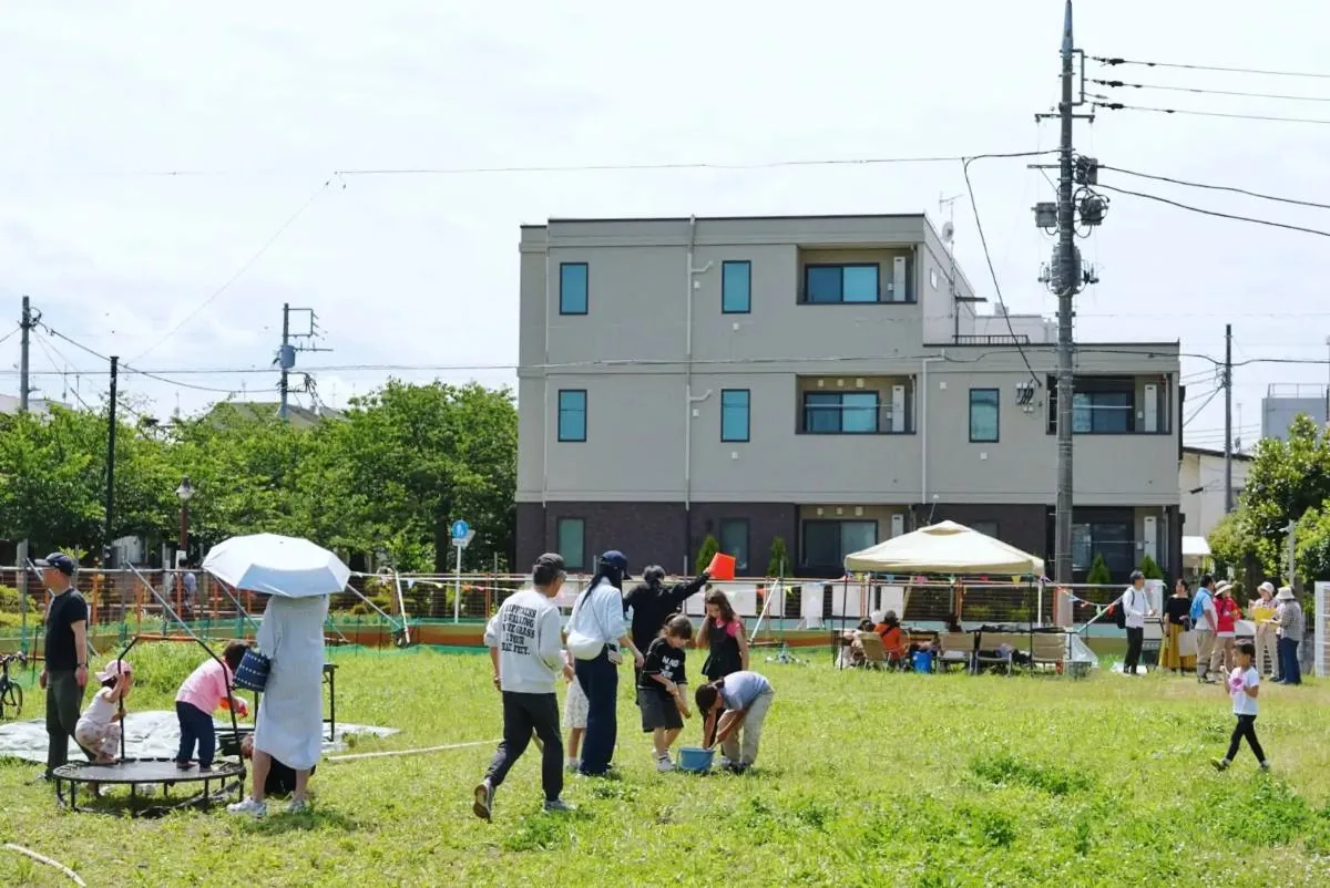 初夏の午後、広場で過ごす人たち