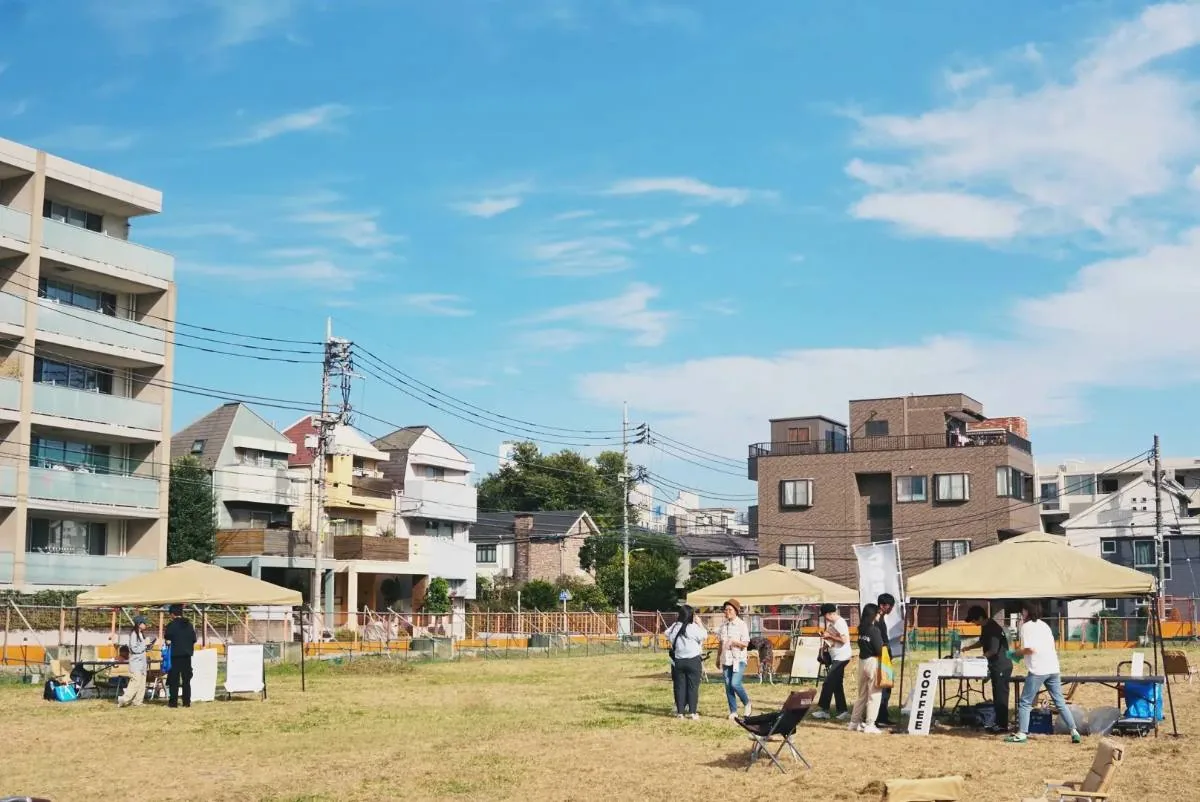 高い秋空と公園の広場
