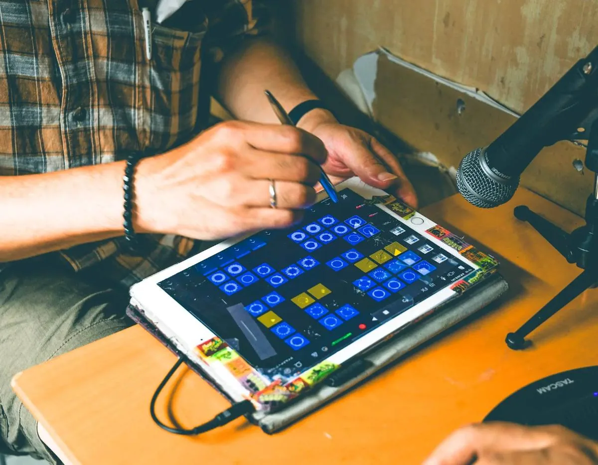 パッドを操作して音をつくる手元
