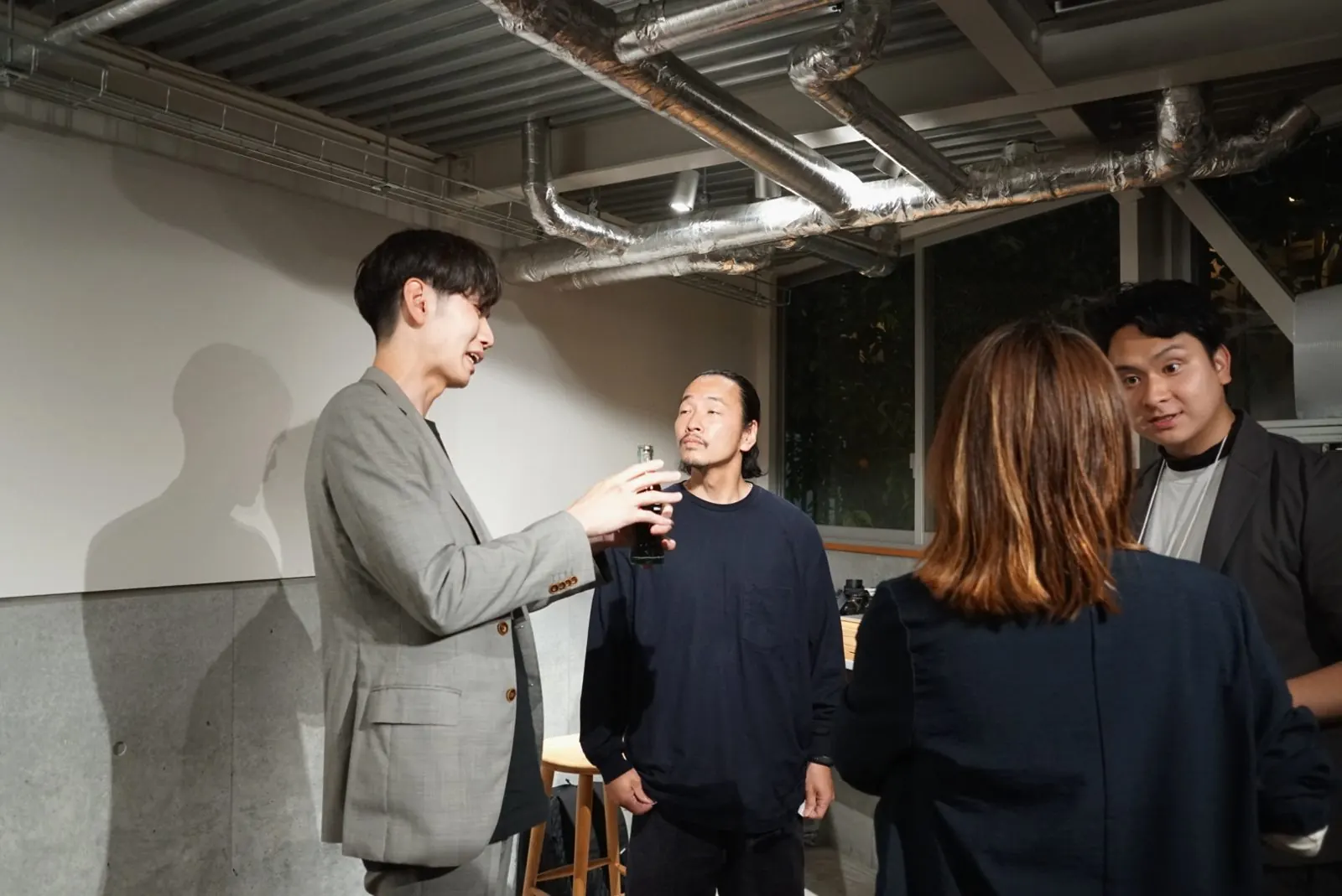 登壇者を囲んで話す参加者