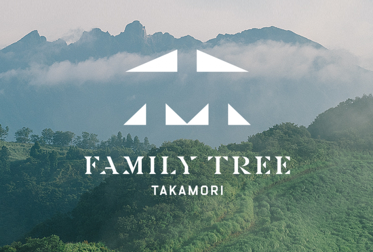 霧のかかった山並みとFAMILY TREE TAKAMORIのロゴ