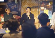 スナック風にしつらえた会場で語らうゲストと参加者｜移住イベントの様子
