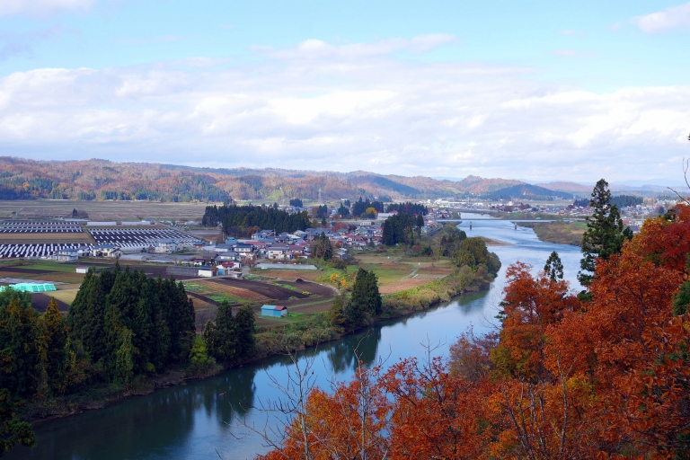 山形県大石田町の川沿いに広がる秋の町並み
