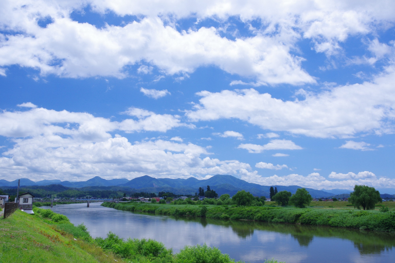 山形県大石田町の青空と川、山々の風景