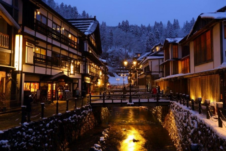雪に包まれた銀山温泉の夕暮れの街並み