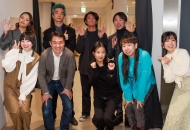 手を振るスタッフと参加者の集合写真