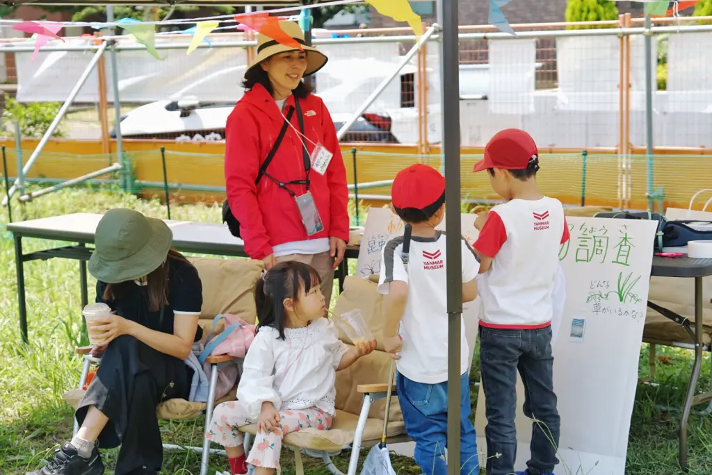 テントでワークショップに参加する子どもたち