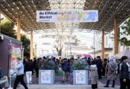 マーケットイベント「Be Ethical Market」の会場入口とにぎわう来場者の様子