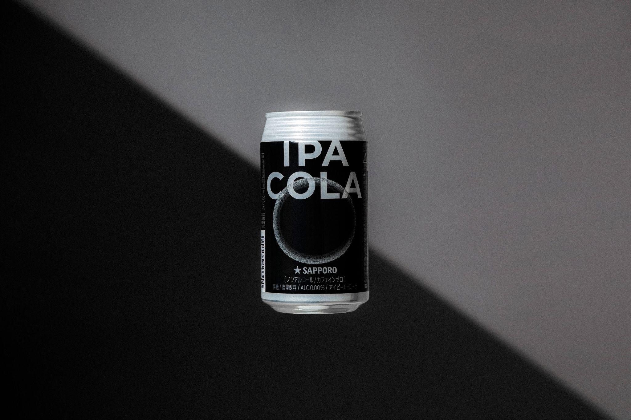 15時の日差しをイメージした光と影の中に浮かぶIPA COLAの缶